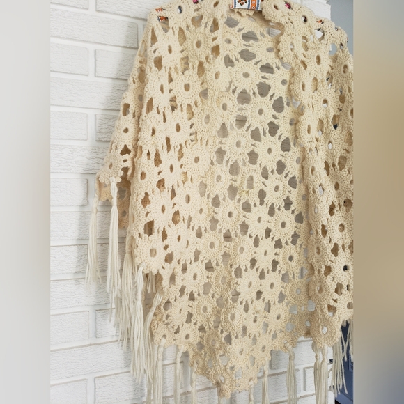 70s crochet cream colored shawl - Picture 2 of 4